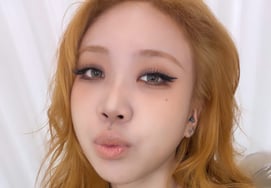 Lee Young Ji, sao lại đưa tay lên đùi vậy? "Bên kia có ấm không?"