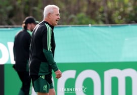 [Photo] Coach Javier encourages players