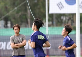 [Foto] El entrenador Hong Myung-bo: «¡Salten con la fuerza del Taegeuk!»