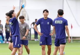 [相片儿] 黄仁范"在队长面前欢呼"