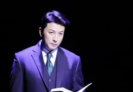 Park Geon-hyeong, mirada carismática en el escenario de teatro [★FOTO]
