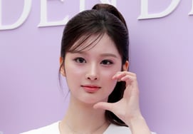 NMIXX's Seol-yoon takes the stage despite back pain.. JYP: "Proceed while seated"