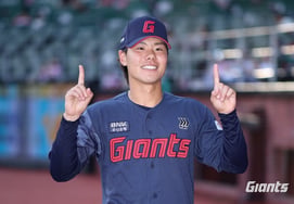 'Former Japanese amateur player' Lotte, believing in miracles, vows to "change the team's negative atmosphere": The 'Korean dream' of a 153 km/h pitcher