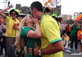 "Los besos intensos están prohibidos → se incluyen las muestras de afecto excesivas" La FIFA aplica las estrictas normas de asistencia de los aficionados más severas de su historia
