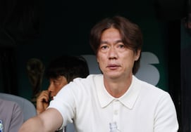 [フォト] ホン・ミョンボ監督の『充血した目』