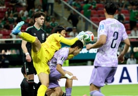 [Foto] La colisión entre el portero Kim Seung-kyu y un defensor es lamentable