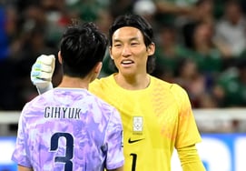 Là lỗi của mình."' Kim Seung Gyu chịu trách nhiệm mất điểm... Lee Gi Hyuk đã ôm chặt lấy bộ phim 'Cú va chạm đau đớn xương máu' [địa điểm World Cup]