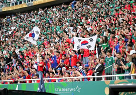 [Foto] 'Entre una abrumadora hinchada mexicana', ondea la bandera Taegukgi