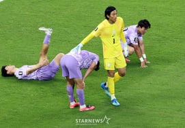 [Chụp ảnh] Kim Seung Gyu đang an ủi các cầu thủ."
