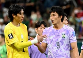 [Foto] Kim Seung-gyu estrecha la mano con Cho Gue-sung