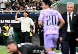 [フォト] 選手たちを励ますホン・ミョンボ監督