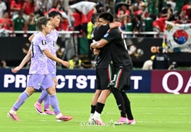 [Photo] Joy and sorrow intertwined