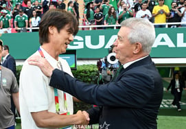 [Photo] 'Coach Hong, let's reach the Round of 32 together!' Coach Aguirre