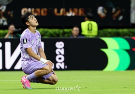 [Photo] Lee Ki-hyeok, "I Want to Cry"