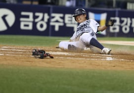 Doosan's Jung Soobin reveals another 'shocking' fact: "It could become a disability..." Turns out, it wasn't just one hand — both were in serious condition.