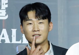 シン・ギュジン、1歳年上の女性歌手と公開恋愛か..「男としての責任感がある」