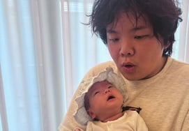 Korean YouTuber and broadcaster Kwak Tube (Kwak Jun-bin) announced his sudden return to Korea due to his son's 100-day celebration. [Kwak Tube]
