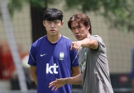 [Photo] Coach Hong Myung-bo gives a one-point lesson to Lee Gi-hyeok