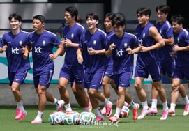 [Photo] Hwang Hee-chan leads the pack like a bull!