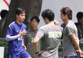 [Foto] Eom Ji-seong, como protestando ante el entrenador Hong