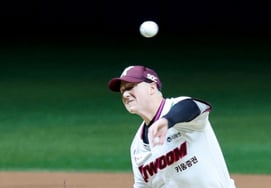 [Photo] 'Na Gyun Eye Clinic Starting Duel': Rosenberg pitches hard against Lotte