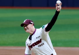 [Photo] 'One second is three strikes' — Rosenberg delivers outstanding performance against Lotte