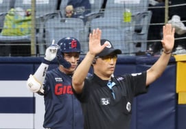 [Photo] 'Hwang Seong-bin, first batter in the bottom of the 3rd inning, reaches base with a hit'