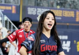 [Foto] "Al ser un intento de ganar cuatro partidos seguidos, el apoyo es aún más emocionante": el director de apoyo de Lotte, Jo Ji-hoon, y la animadora Oh Hyo-jeong