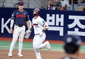[Photo] Kiwoom's No. 4 hitter Hiura, who hit a solo home run in the bottom of the 6th inning