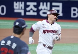 [フォト] '野球は9回まで'6球目のソロホームラン、キウムの4番打者ヒウラ