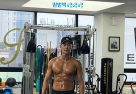 '44-year-old' Bae Jeong-nam, muscles bursting with sweat.. Update on his gym topless photos