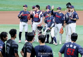 [相片儿] "本周取得4胜1平，取得4连胜！' 乐天队选手们庆祝胜利