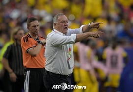 'Former South Korea coach' Dick Advocaat leads the way, Curacao achieves 'first-ever World Cup points' with population of 150,000... draws 0-0 with Ecuador