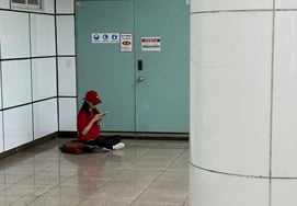 ¿La estación de metro es la sala de estar?.. Kim Min-ah: "Persona que se sienta en cualquier lado" foto de autenticación absurda