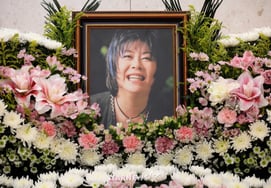 遺影の中で明るく笑う故オクヒ [★フォト]