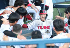 Daebak 'Solo home run → Solo home run → Solo home run → Solo home run' KBO đã viết nên lịch sử đầu tiên trong 45 năm. LG 'Susung dẫn đầu' trong 3 trận đấu liên tiếp với Jamsil [Đánh giá tại hiện trường Jamsil]
