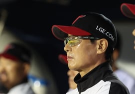 '名将' LGのイム・ギョンヨプ監督が3連戦を制覇 "久しぶりにLGツインズらしい野球で勝利、3日間多くのファンが訪れてくれたことに感謝する" [ジャムシル現場]