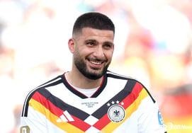 "Too short, so you can't make it" — Rejected, he started work at a factory at 4 a.m. ... Now the 'German Hero' Undav is crying out from his life turnaround