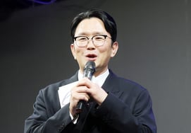 Yoon Hyung-bin, su grupo de ídolos 'Antares' regresa [★Fotos]