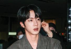 Jin (BTS) khoe visual tỏa sáng trong video hậu trường MV 'Merry Go Round'