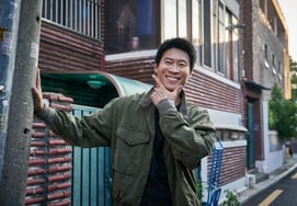 誘拐された妻を助けに行った元夫..ジン・ソンギュのコメディがまた成功した