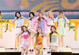 Exceeding the limit of freshness and coolness.. Hearts2Hearts, topping the charts immediately upon release of 'Lemon Tang'