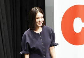 アイビー、恥ずかしそうな足取り [★フォト]