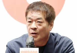 回答提问的朴明成制作人 [★照片]