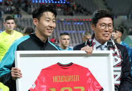 El entrenador Cha Bum-kun hace declaraciones basadas en sus convicciones: "Son Heung-min se siente más cómodo jugando por la banda, pero en Corea... [Tema de la Copa Mundial]"