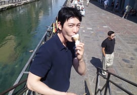 申敏儿每天都能看到老公的照片。金宇彬,被米兰吸引地男子汉外貌