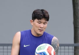 'Is it only Lee Kang-in?' Kim Min-jae's rumored move to Manchester United is also quietly heating up: "If not to Juventus, negotiations..." Munich also welcomes a sale