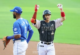 [Photo] Park Hae-min gets a chance with a hit in the bottom of the first inning