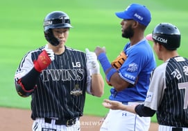 [Photo] Hong Chang-gi reaches base with a leadoff hit in the bottom of the first inning