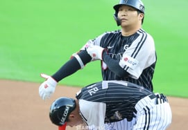 [Photo] You can't just let a bases-loaded situation go! Moon Bo-kyung